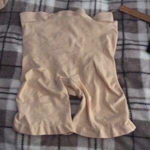 Mid thigh sculpting short in sand color seamlessBeige
